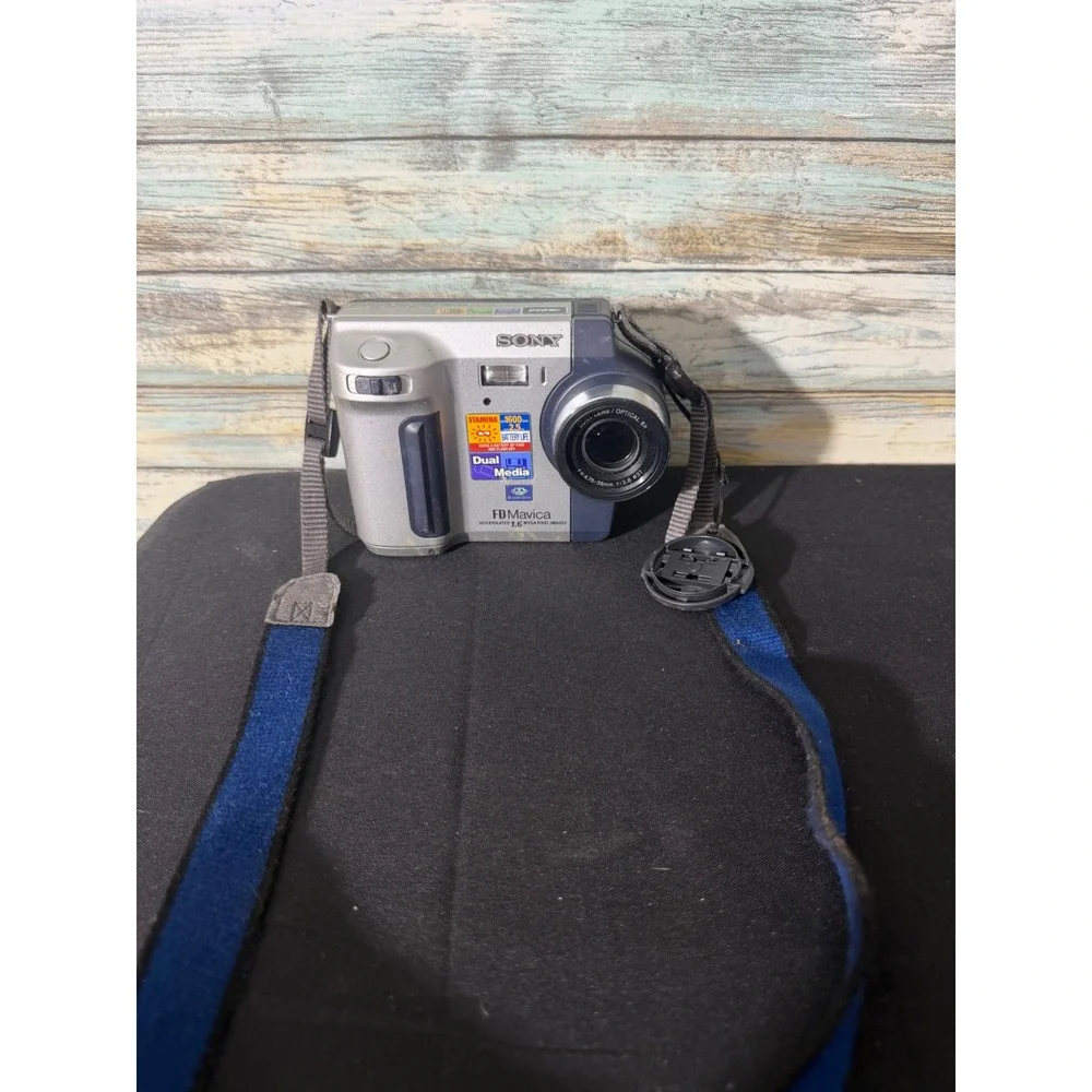 Sony FD Mavica MVC-FD92 Digital Camera Silver Blue Good 8x Zoom Floppy Disk MS